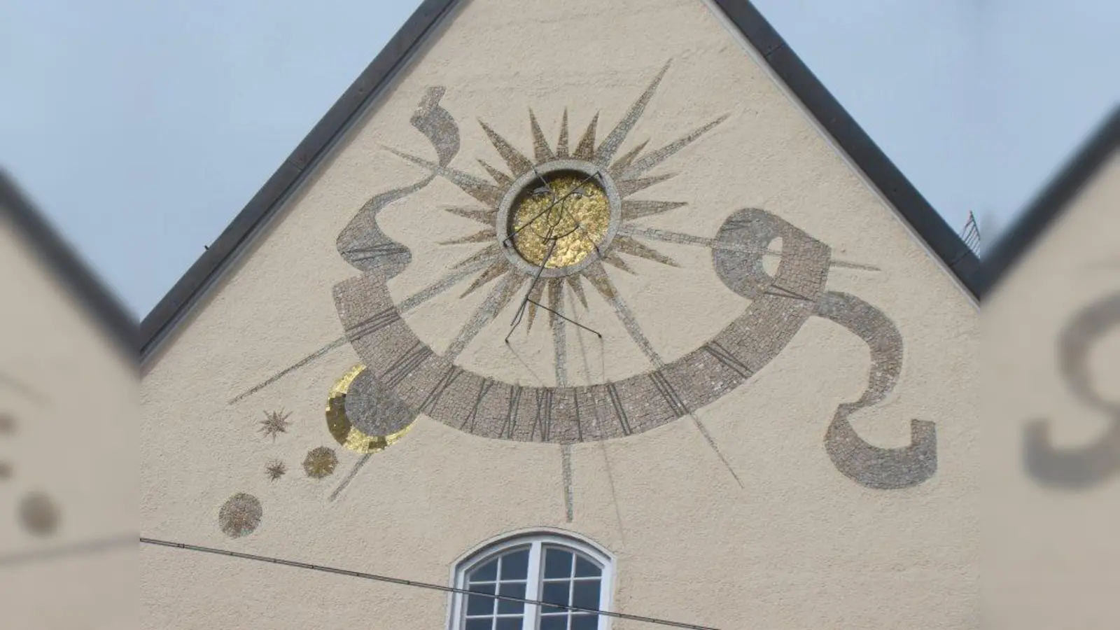 Als kostenlose Dienstleistung zeigt  die Sonnenuhr am Pasinger Rathaus den Bürgern die Uhrzeit an. (Foto: pst)