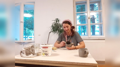 Im angenehmen Ambiente des 200 Jahre alten ehemaligen Stadtteilzentrums hat man Raum um schöne Dinge zu gestalten: Denn dort befindet sich KÜR, der Kunstübungsraum für junge Leute und Treffpunkt für alle.  (Foto: mha)