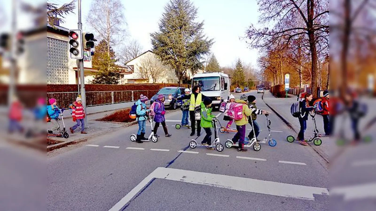 Die Schulweghelferin Heidi Tremel geleitet die Schüler der Grundschule an der Lenbachallee sicher auf die andere Straßenseite.	 	 (Foto: privat)