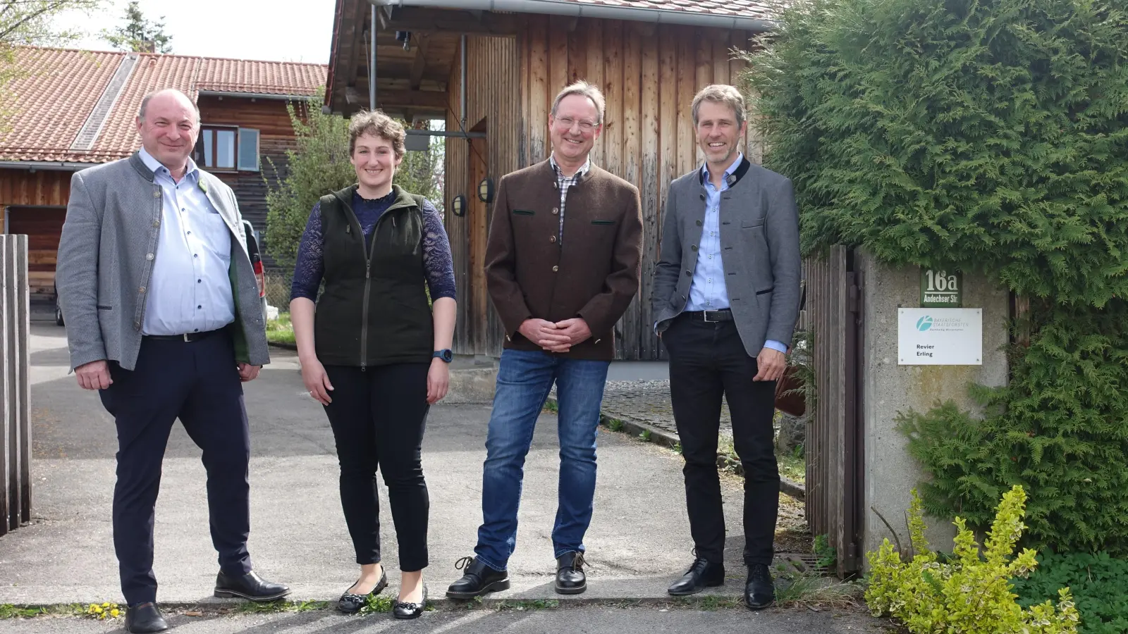 Vor dem Reviersitz: Forstbetriebsleiter Emil Hudler, Revierförster Wolfgang Lechner, neue Revierförsterin Ruth Haag, Bürgermeister Georg Scheitz ((v. r.). (Foto: Bayerische Staatsforsten/ Nathalie Kolb )