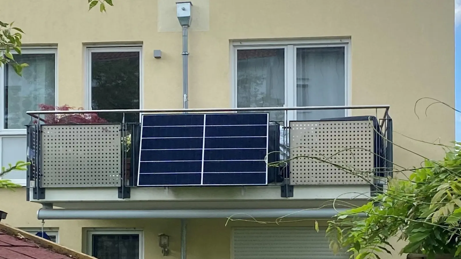 Jetzt von selbstproduziertem Strom profitieren: Unterhaching bietet seinen Bürgern eine Sammelbestellung wiederaufbereiteter Balkonkraftwerke an.  (Foto: Gem. Uhg)