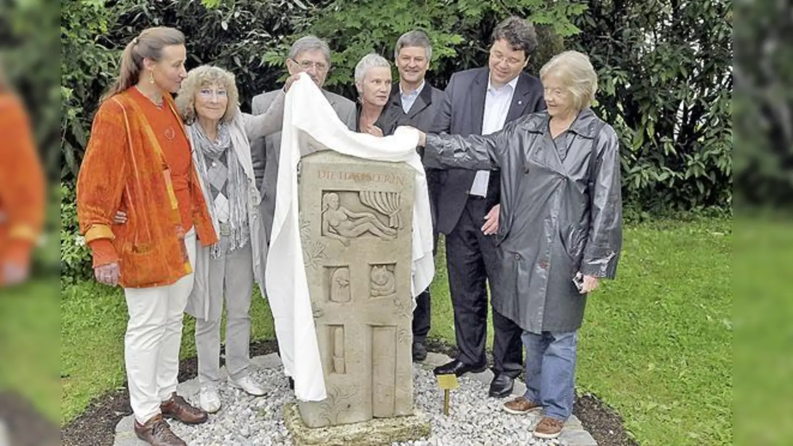 (v. li.): Künstlerin Barbara Oppenrieder, die Eigentümer des Kunstwerks Helga und Heinz Maurer, sowie Andrea Schmeing-Häusler und Rudolf Häusler, Bürgermeister Thomas Loderer und die 1. Vorsitzende des Kunstvereins Doris Laves-Wegat.  (Foto: Jürgen Bollig)