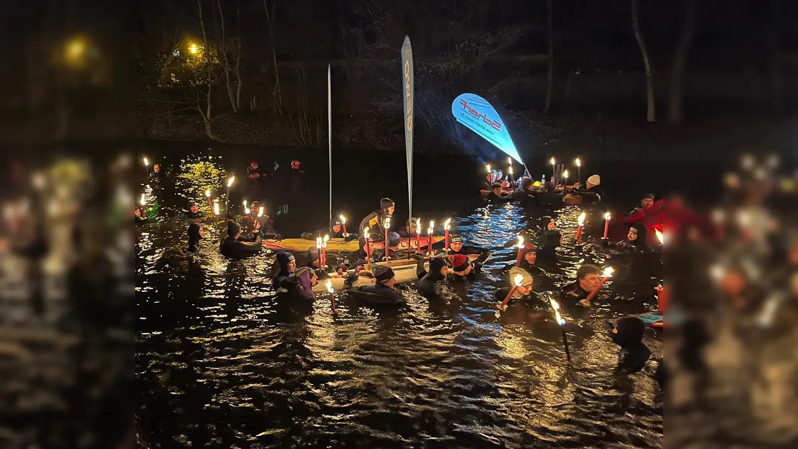 Mit Fackeln geht es ab in die Sempt. (Foto: jhö)