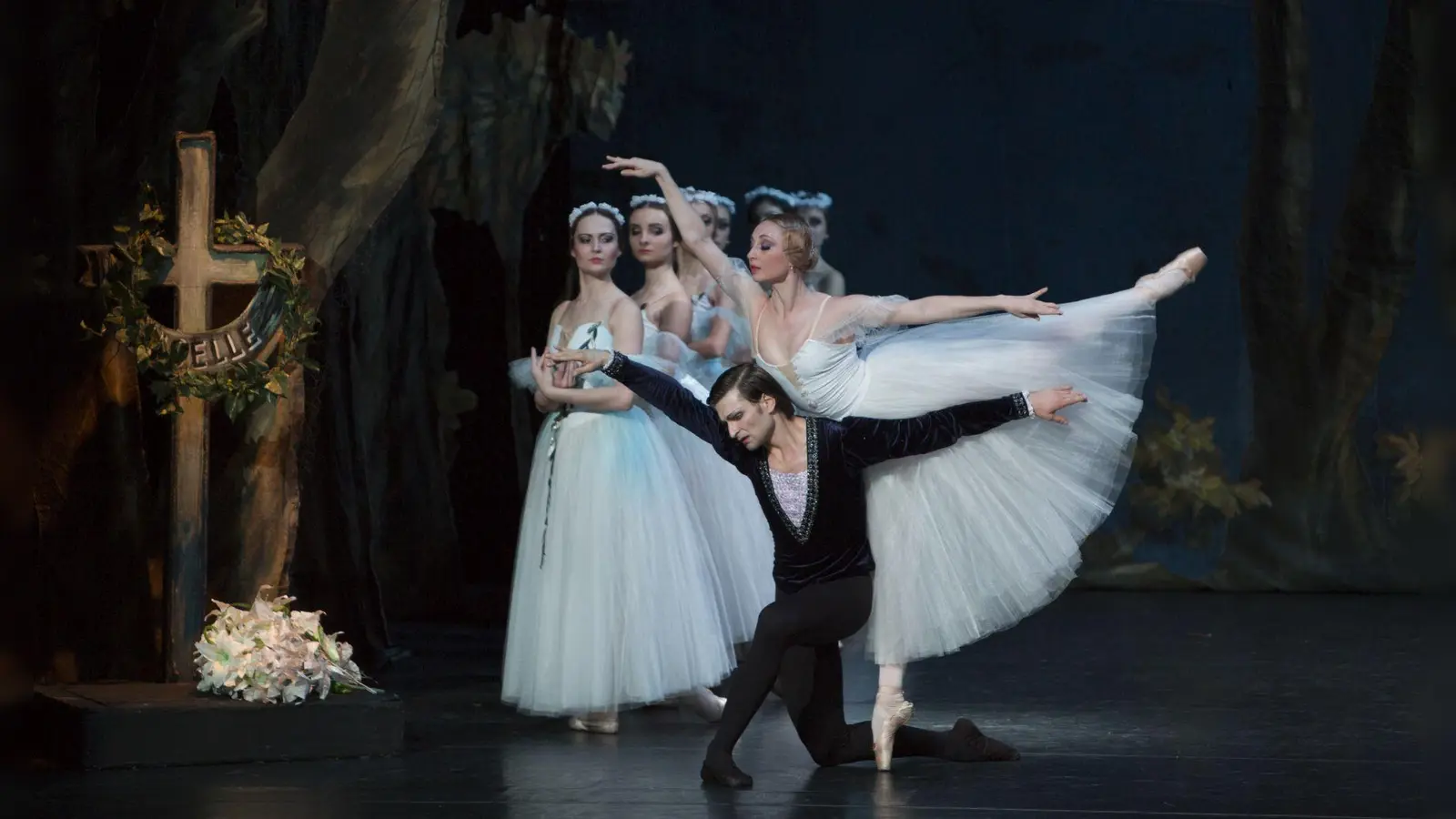 Die Willis - junge Frauen, die vor ihrer Hochzeit an Liebesleid gestorben sind - tanzen zwischen Mitternacht und Sonnenaufgang mit allen Männern, die sie antreffen, so lange und wild, bis diese tot umfallen. (Foto: © Art Stage)