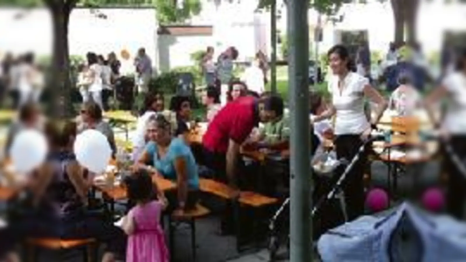 Viele Anwohner genossen auf den Bierbänken das herrliche Wetter und die gute  (Stimmung.Foto: VA)