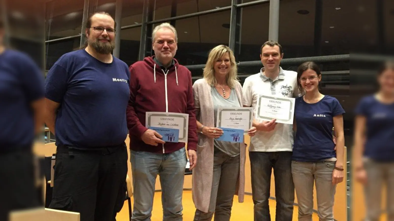 Matthias van Hout (von links), Stephan von Löchtern, Anja Eberhofer, Wolfgang Huber und Anita Härle freuten sich über den gelungenen Spieleabend in der Germeringer Stadtbibliothek. (Foto: Stadtbibliothek Germering)