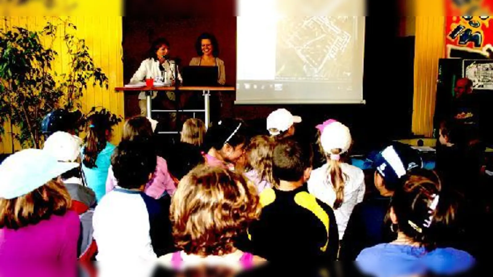 Bei der Sprechstunde: Kinderbeauftragte Gabi Kittl (links) und Taissa Jazenko vom Bezirksausschuss hörten sich die Anliegen der Kinder an. 	 (Foto: ws)