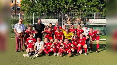 Die Frauen des SC Amicitia München spielen auch 2023/24 in der Bayernliga – ein großer Erfolg für die Mannschaft von Trainer Samir Merdanovic (3. von links). (Foto: Verein)