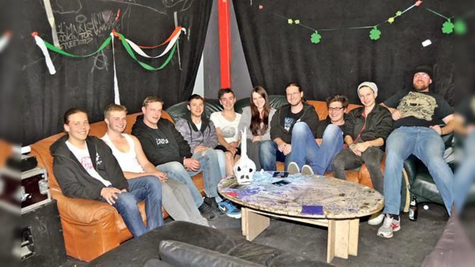 Wenn gerade keine Konzerte sind, wird die Bühne im Kirchheimer Jugendtreff  »Rülps« zur gemütlichen Sitzecke. 	 (Foto: Sybille Föll)