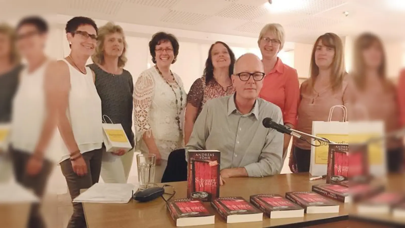 Erfolgsautor Andreas Föhr hier umringt von seinen Fans Gertrud Schießl, Doris Rüdiger, Helga Geißler, Christine Wörndle, Edith Vogl und Angelika Sporrer (v. li.).	 (Foto: VA)