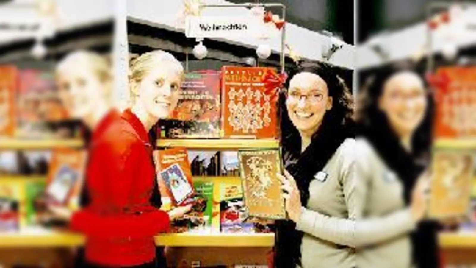 Stefanie Beck und Sonja Promeuschel bereiten sich in der Bibliothek auf Weihnachten vor.  (Foto: Bücherei)