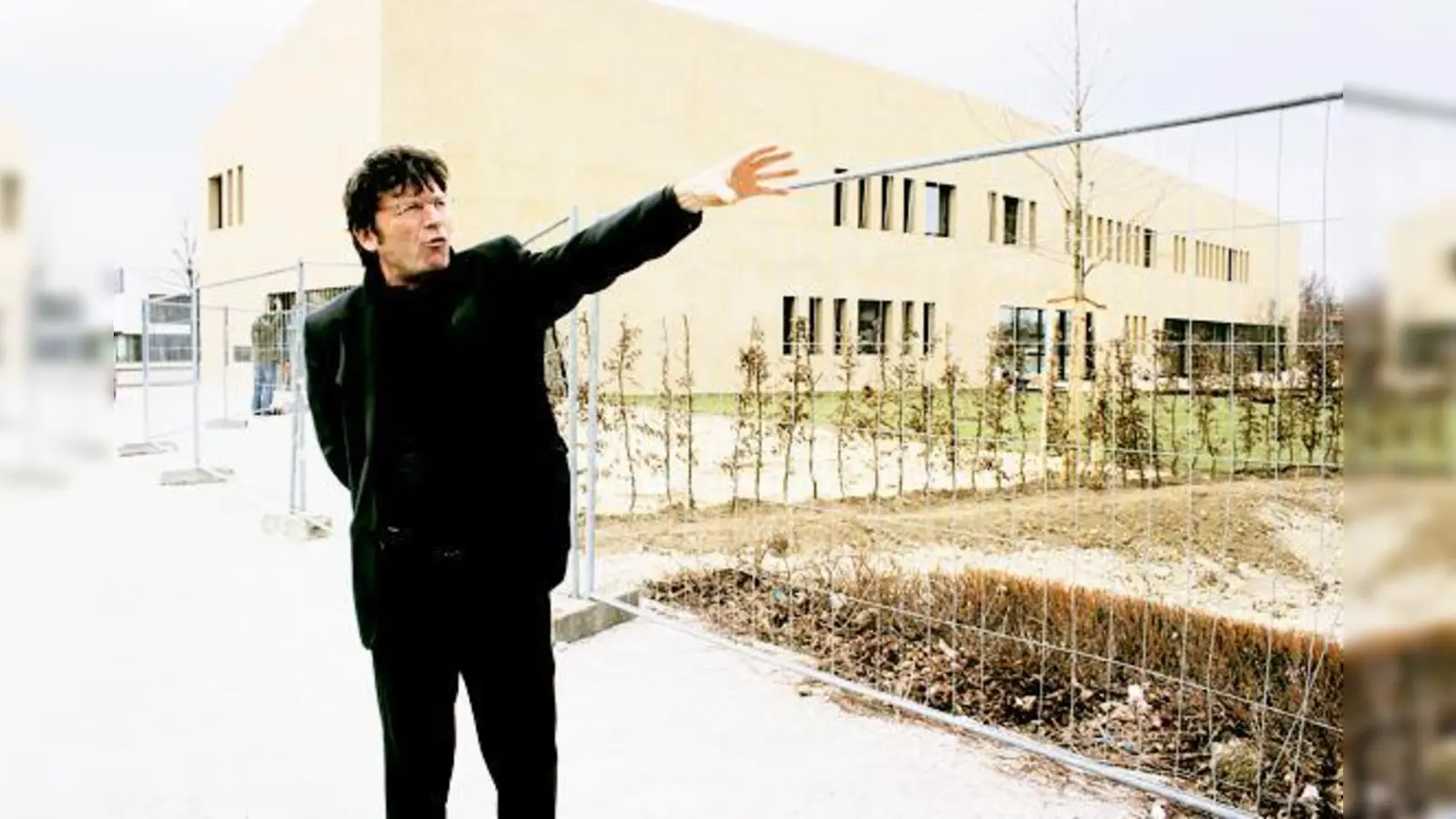 Bürgermeister Alfons Hingerl führt das neue Poinger Bürgerhaus vor. 	 (Foto: pt)