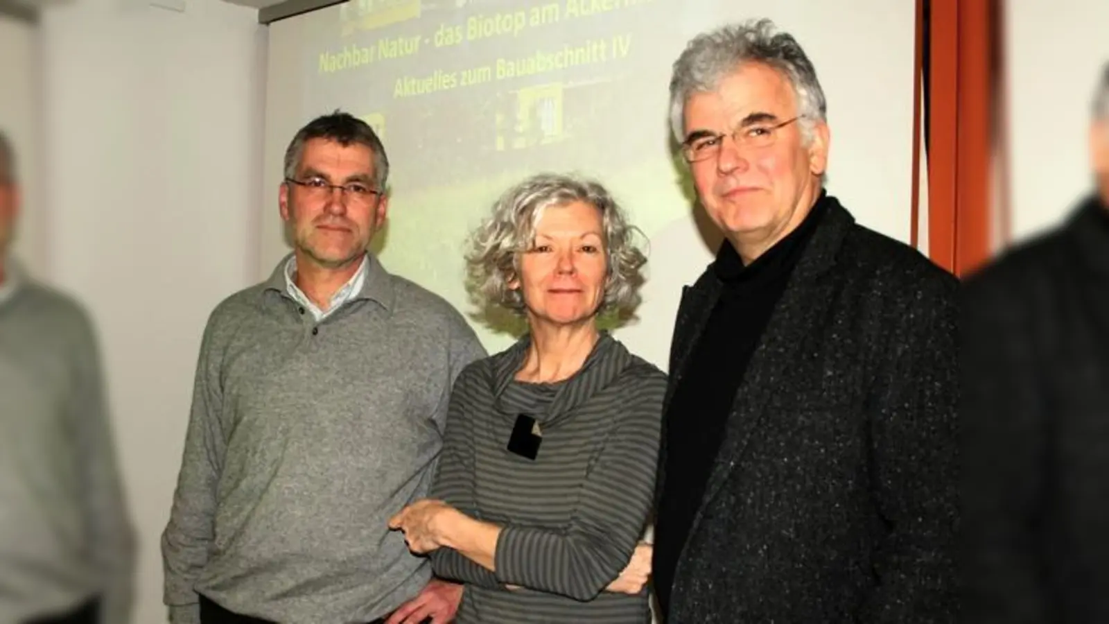  Landschaftsarchitekt Hans Berger, Sibylle Hüther und Hans-Peter Hebensperger-Hüther (v.l.) haben am Ackermannbogen ihr Projekt vorgestellt.	 (Foto: Julia Stark)