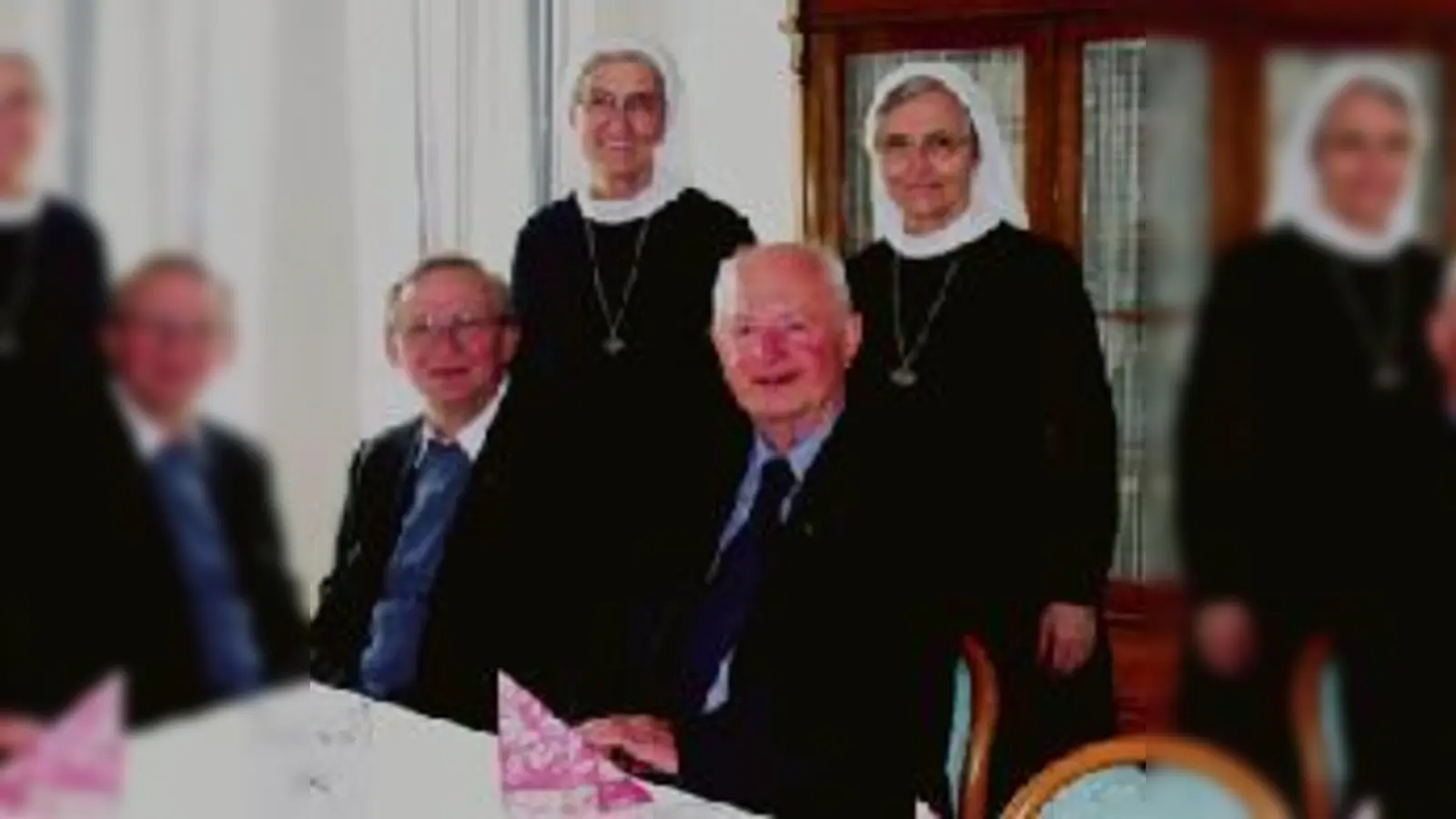 Pater Wolfgang Bauer und die Schwestern Theodolinde Mehlstetter und Veneranda Sachsenhauser  (v.li.) gratulierten dem Jubilar herzlich.  (F.: VA)