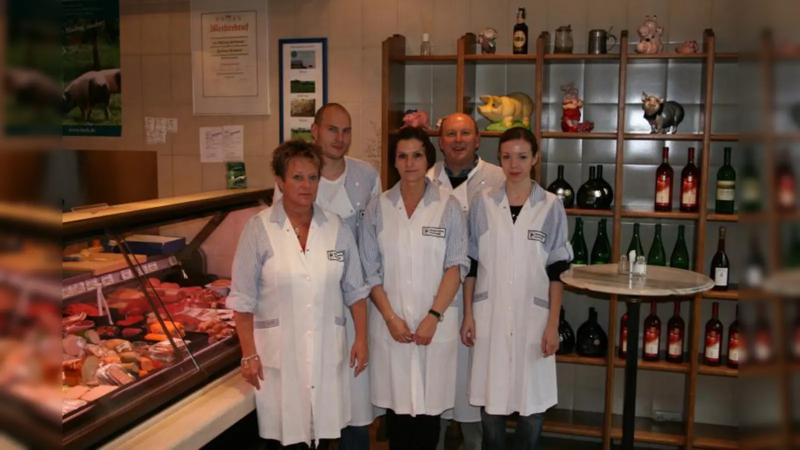 Inhaber Sebastian Hirschvogel (l.) mit seinem Vater Mathias (r.) und dem Team der Metzergei Hirschvogel (Volkartstr. 21). (Foto: JS)