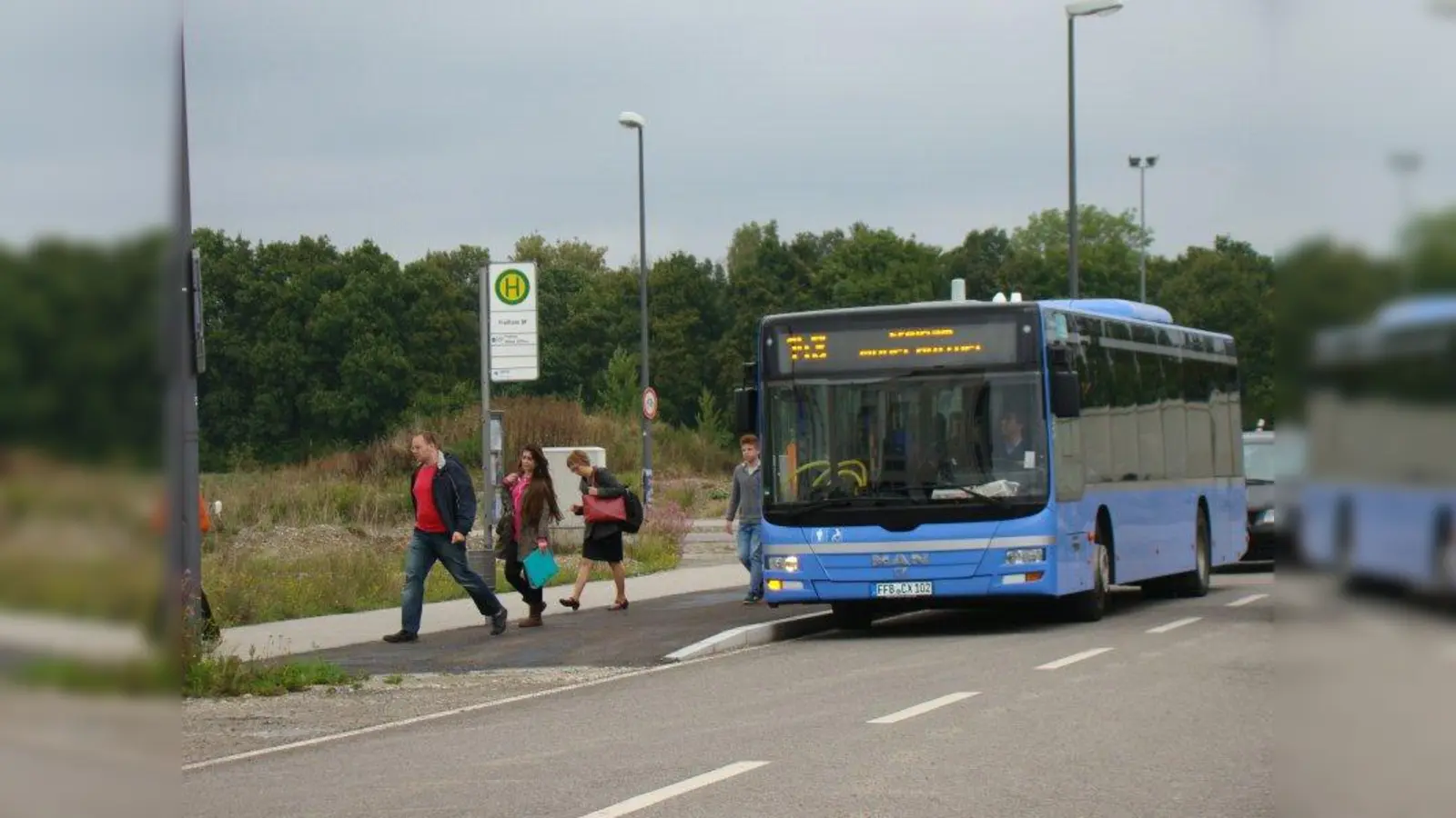 Sitzmöglichkeiten und eine Überdachung wünschen sich die Mitglieder des Runden Tisches Inklusion für die Bushaltestellen. (Foto: pst)