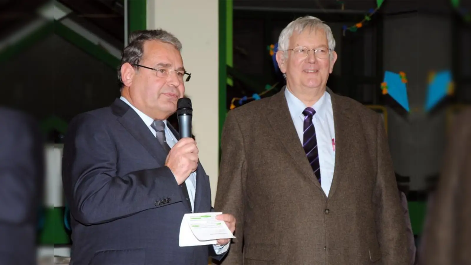 Zweiter Bürgermeister Wolfgang Andre (links) und Sozialdienstvorsitzender Hans Joachim Lutz eröffneten den Basar. (Foto: Eva Schraft)