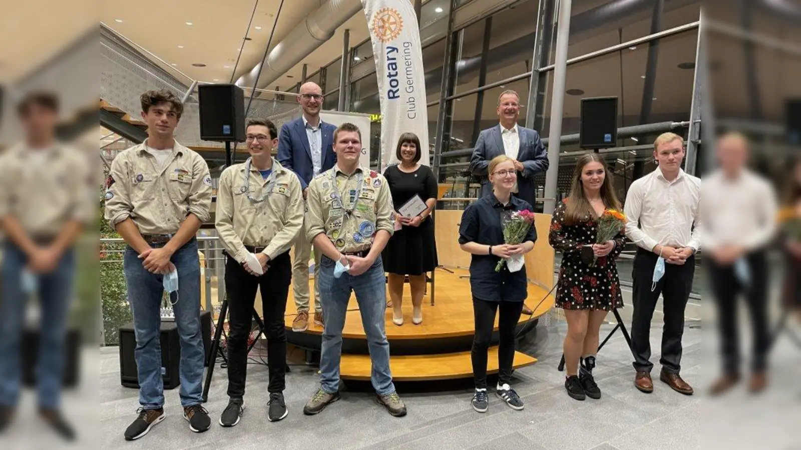 Bei der Preisverleihung vordere Reihe v. l.: Maxim Werner, Johannes Vitt, Maxi Koller (Pfadfinderschaft Parsbergstamm), Susanne Freiwald (stellv. Vorsitzende Digi-Club), Simone Neubauer, Florian Linner (Pfarrjugend Don Bosco). Hinten: Maximilian Streicher (Vorsitzender Preisgericht), Monika Jagusch (Präsidentin Rotary Germering) und Oberbürgermeister Andreas Haas. (Foto: pst)