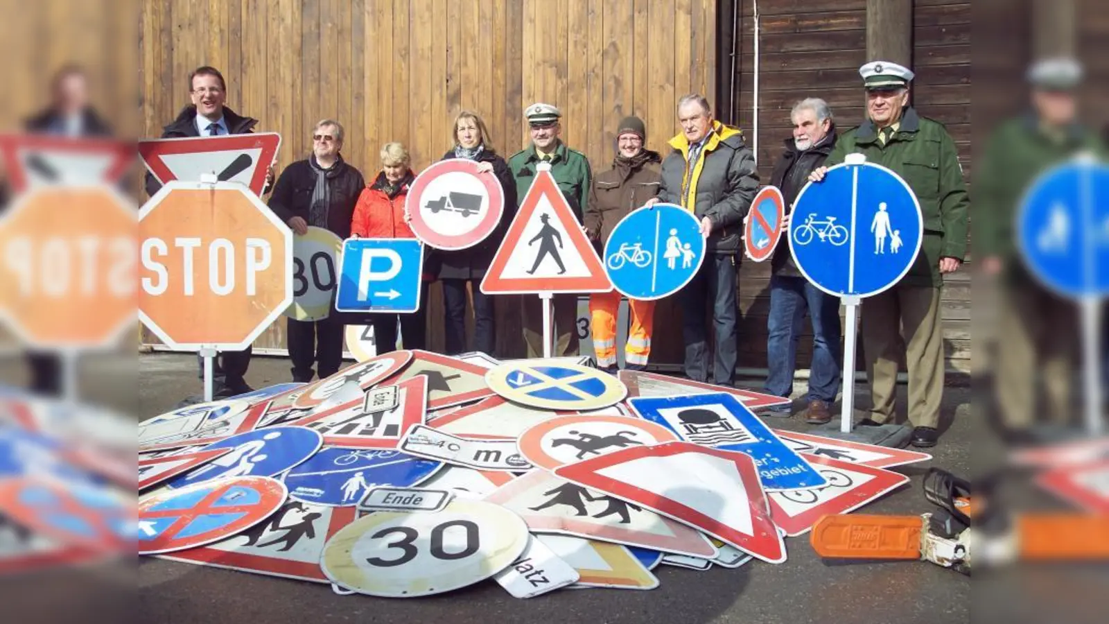 Vertreter der Stadt Germering und des ADAC freuen sich über ihre „Schilder-Ausbeute” bei der Aktion „Weg mit den Schildern” (Foto: ET)