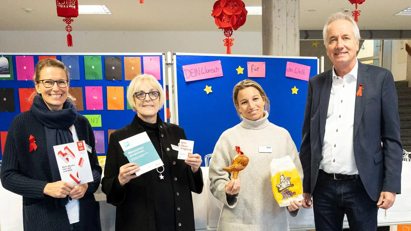 Ihre Mission lautete Schülerinnen und Schüler für einen offenen Umgang mit sexuell übertragbaren Krankheiten zu sensibilisieren: (von links) Julia Ursprung, Sandra Pabian und Nicole Karl vom Gesundheitsamt zusammen mit Martin Brouer, Leiter der Berufsschule Starnberg. (Foto: LRA Starnberg)