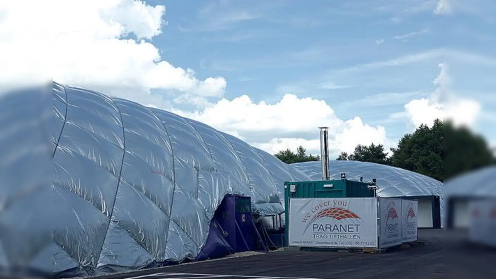 Die Traglufthallen sollen nach und nach aus unserem Ortsbild verschwinden und anderen Unterbringungsmöglichkeiten, wie beispielsweise den Feel-Home-Häusern weichen.	 (Foto: hw)