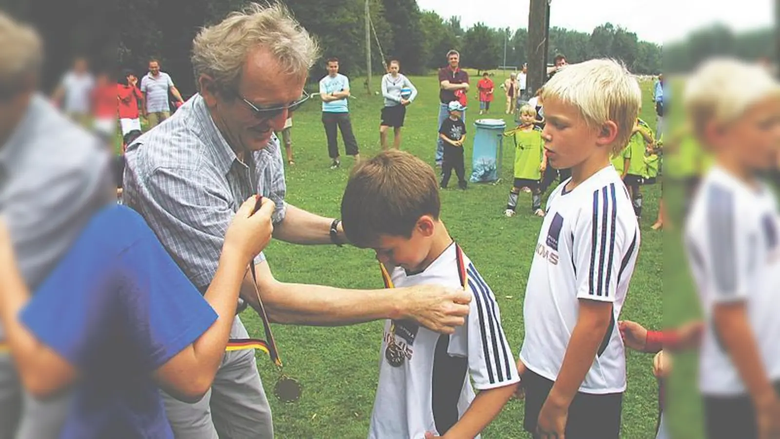 Sommerturnier: Abteilungsleiter Sepp Schmid bei der Medaillenübergabe.  (Foto: Verein)