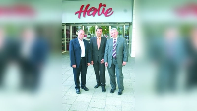 „Wenn Hertie dicht macht, stirbt das Stadtviertel.“ Hans Bauer (l.) mit Andreas Götzendorfer und Günter Dechant vor der Hertie-Filiale in Fürstenried. (Foto: ls)