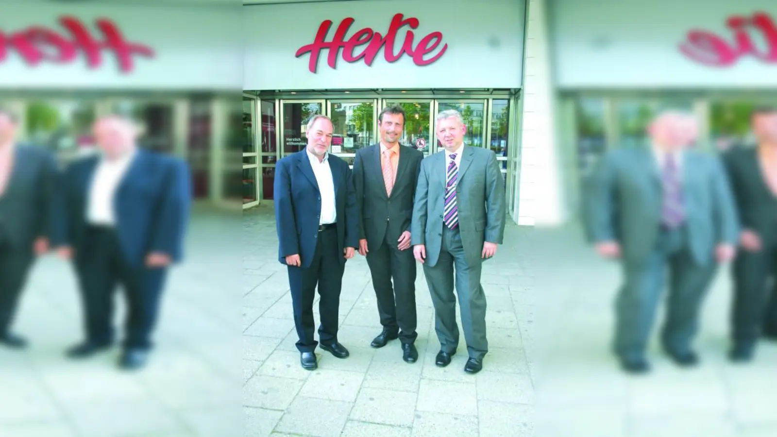 „Wenn Hertie dicht macht, stirbt das Stadtviertel.“ Hans Bauer (l.) mit Andreas Götzendorfer und Günter Dechant vor der Hertie-Filiale in Fürstenried. (Foto: ls)
