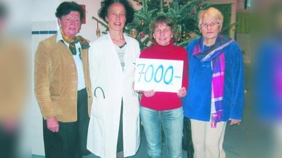 7000 Euro für krebskranke Kinder bekam Dr. Irene Schmid (2.v.l.) von den Pasinger Frauenbund-Mitgliedern Theresia Blüml, Renate Stocker und Elisabeth Bitter (v.l.) überreicht. (Foto: pi)