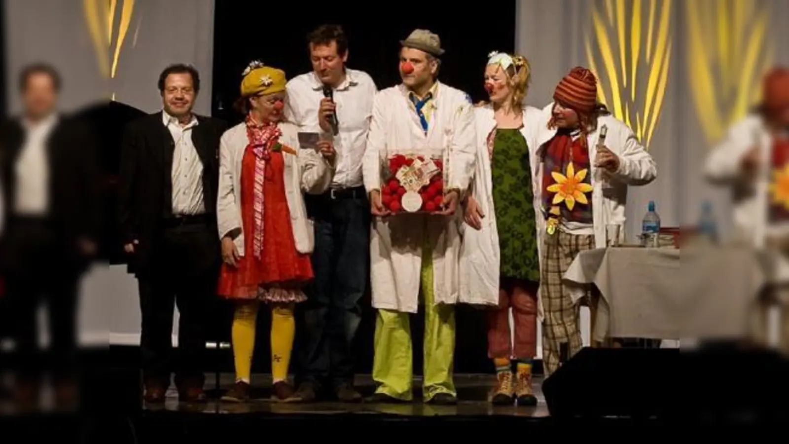 Fast 8.000 Euro Spenden entstanden allein schon in den jetzigen drei Kabarett-Vorstellungen von Dr. med. Eckart von Hirschhausen im Circus Krone, in fünf Vorstellungen waren es über 11.000 Euro – links: Peter Spiel, 2. Vorsitzender des Vereins KlinikClowns. (Foto: Matthias Thoelen)