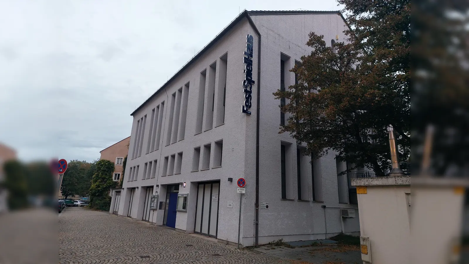 Die Zukunft des FestSpielHauses in der Rosenheimer Straße ist gesichert. (Foto: bas)