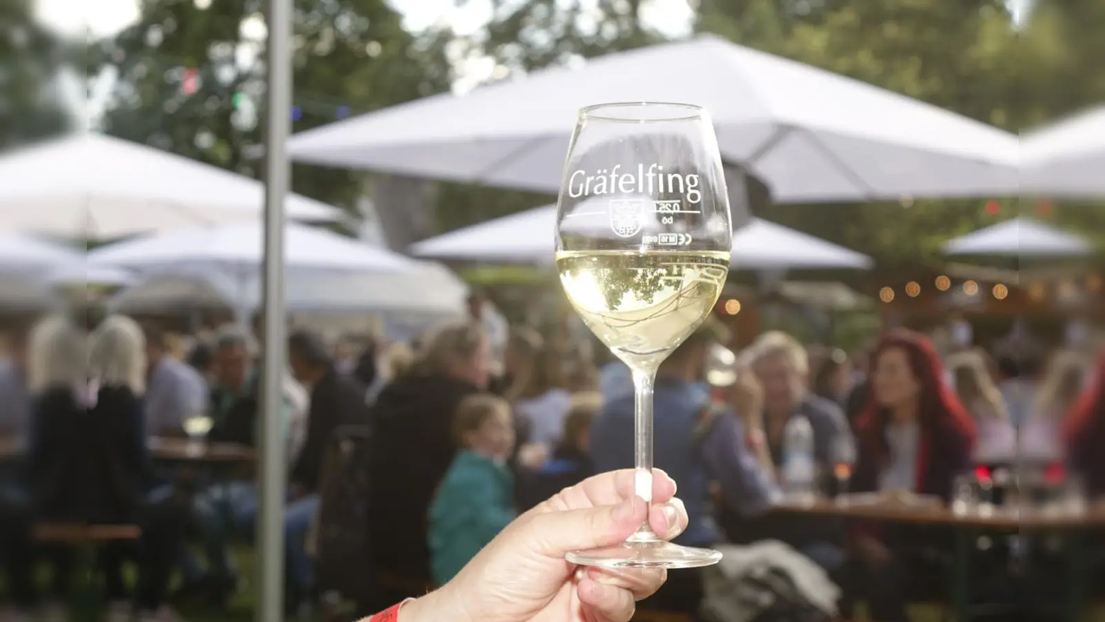 Beim Gräfelfinger Weinfest können Weinliebhaber mit den Experten ins Gespräch kommen, degustieren und typische kulinarische Kleinigkeiten der jeweiligen Region probieren.  (Foto: Birgit Doll)