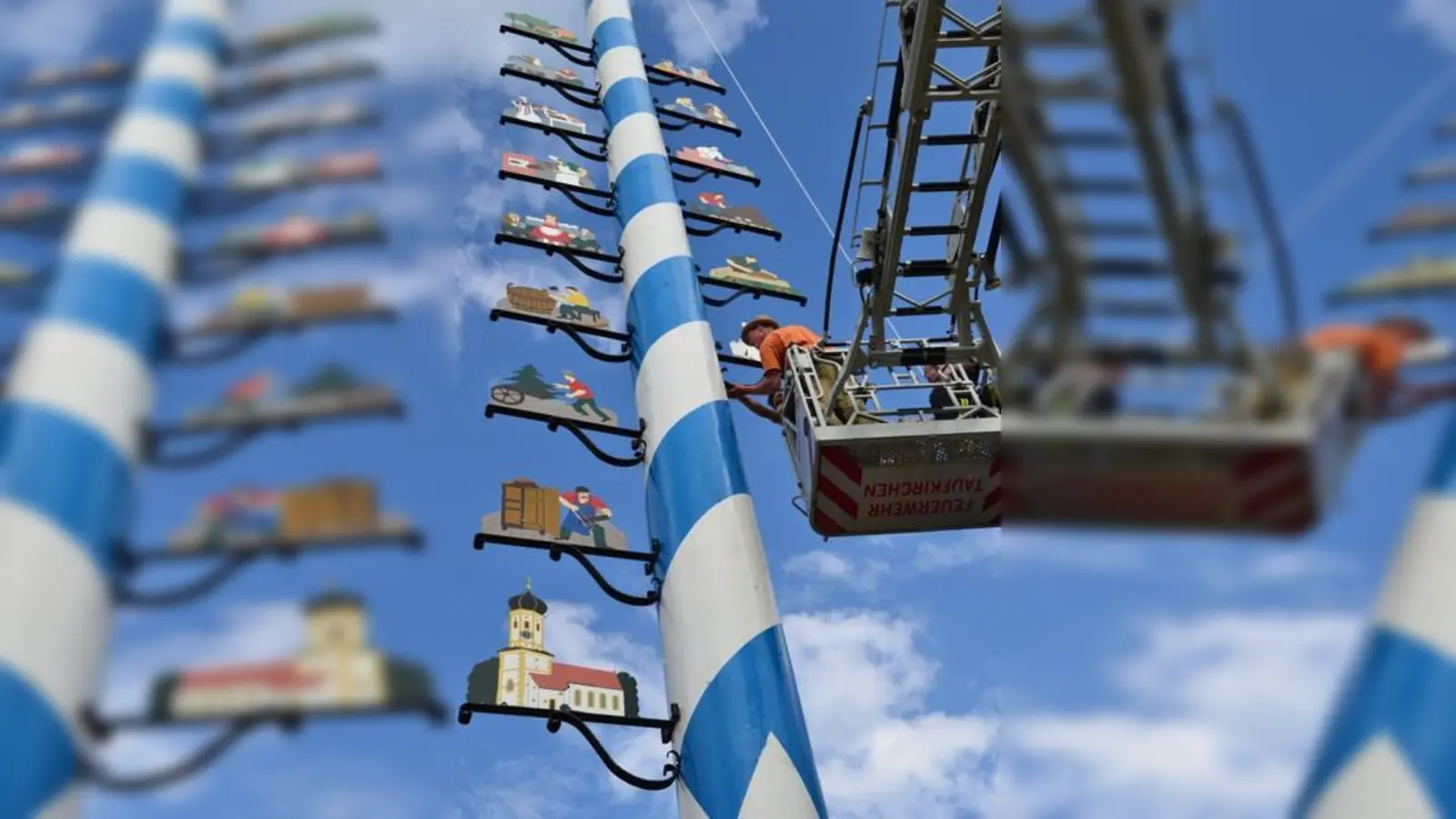 Wenn der Baum steht, bringt der Burschenverein die Zunftschilder an. (Foto: BV Aying)