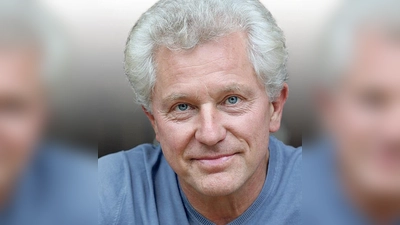 Miroslav Nemec hat eine einzigartige Biographie. Daran lässt er seine amüsierten Gäste teilhaben.  (Foto: Kathrin Jäger)