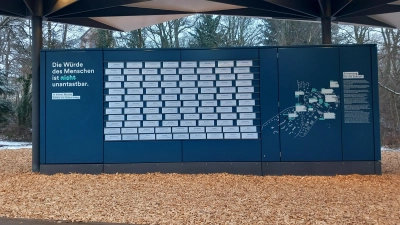 Die Bibliothek der Namen am kbo-Klinikum Haar: Für jeden der 4000 Ermordeten wurde eine eigene Tafel mit Namen und Lebensdaten hergestellt. (Foto: kbo-Isar-Amper-Klinikum)