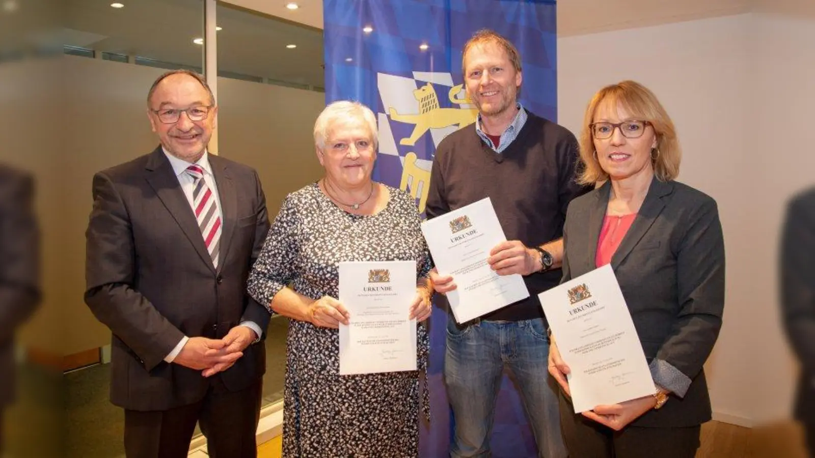 Landrat Karl Roth (von links) ehrte Maximiliane Gerber, Jens Rindermann und Angelika Högner für deren kommunalpolitisches Engagement. (Foto: Landratsamt Starnberg)