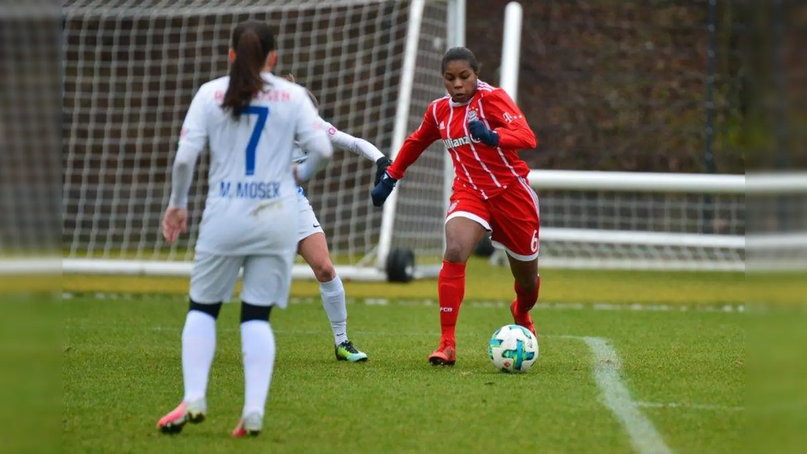 Lineth Beerensteyn erzielte in der 35. Spielminute das 1:0 gegen den FC Zürich. (Foto: FC Bayern München)