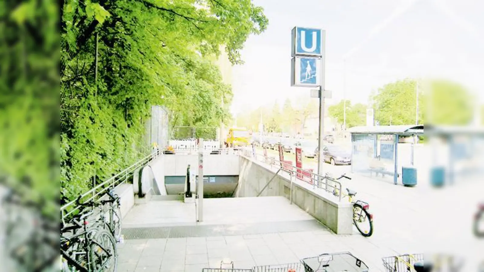 Der BA fordert eine Überdachung der U-Bahn-Aufgänge Arabellapark. Das einfallende Laub führt zu erhöhter Rutschgefahr.	 (Foto: ikb)