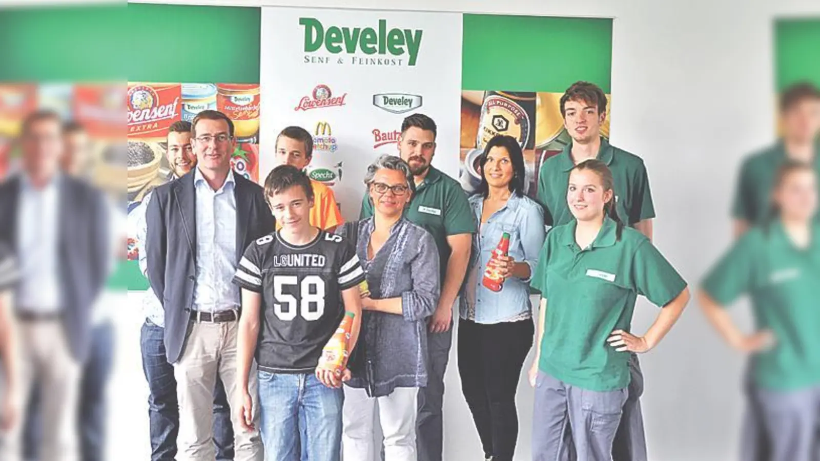 Stefan Durach (2. v. l.) und Barbara Hathaway (5. v. l.) zusammen mit Jugendlichen, Pädagogen und  Develey-Mitarbeitern. 	 (Foto: R. M. Frank)