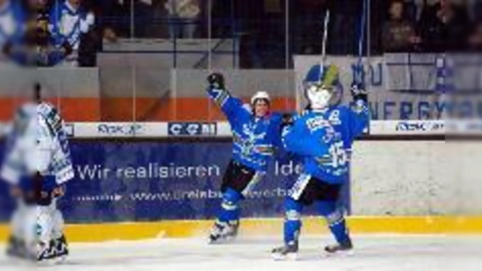 Neville Rautert und Dylan Gyori feierten die zwischenzeitliche 2:1-Führung gegen Kassel. Und es wurde noch besser...  (Foto: EHC)