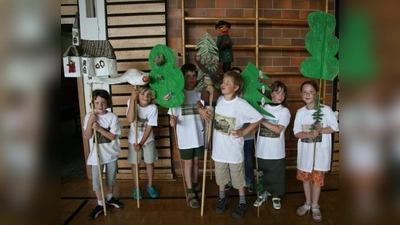 Da lief gleich ganz Maria Eich beim Festumzug mit: Die Planegger Schule der Phantasie bebilderte die Ortsgeschichte aus Pappmachee, wie hier die Kirche Maria Eich, Waldtiere, Bäume und ein Jäger. Die T-Shirts der Kinder waren mit historischen Postkarten bedruckt. (Foto: US)