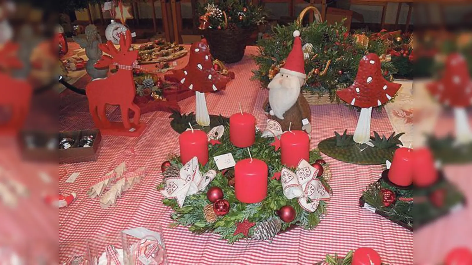 Zu erwerben gibt es unter anderem handgefertigte Advents- und Türkränze.	 (Foto: VA)