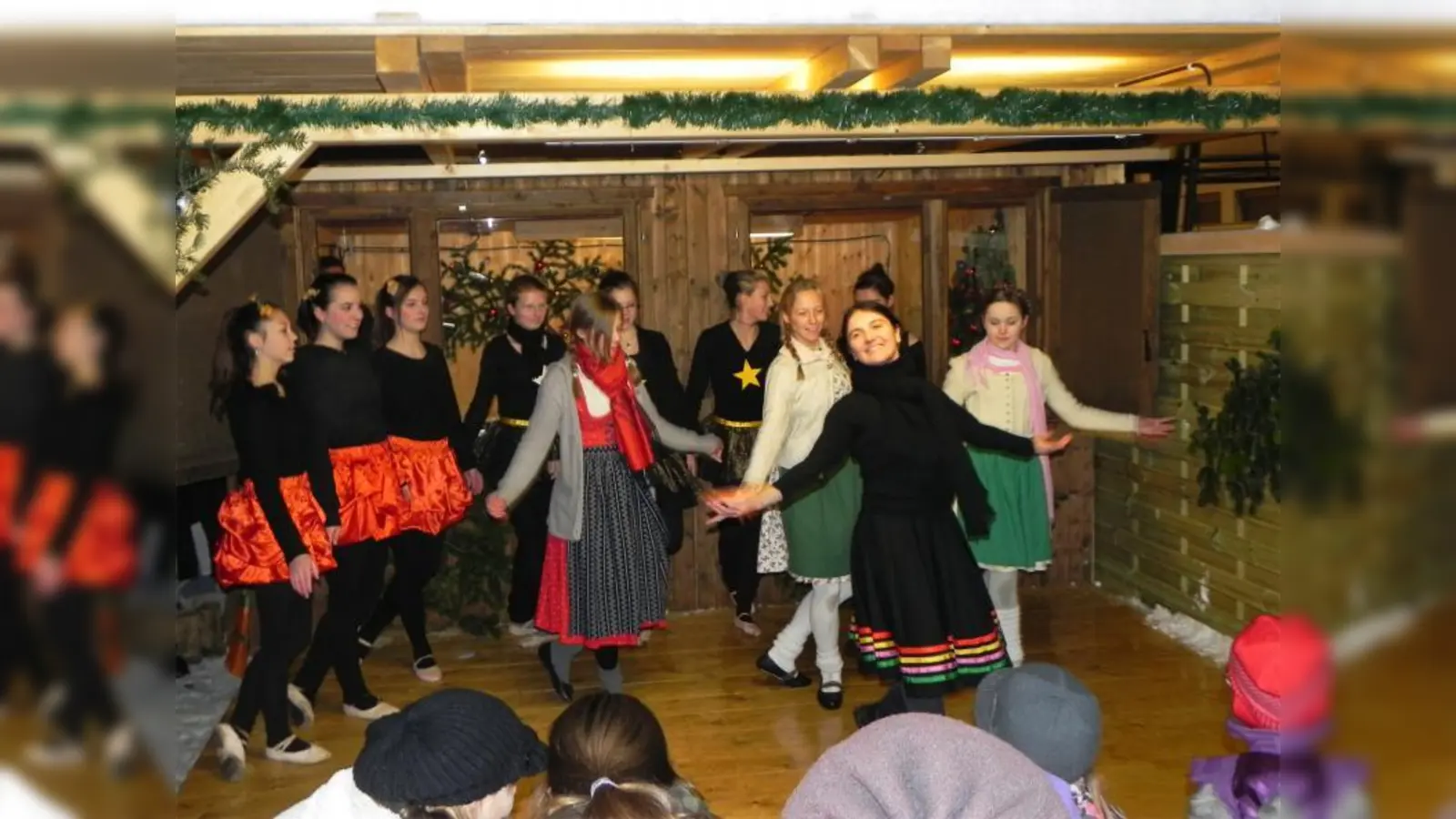 Trotz der kleinen Bühnenfläche zeigten die Mädchen und ihre Lehrerin eine beeindruckende Tanzvorführung. (Foto: pi)