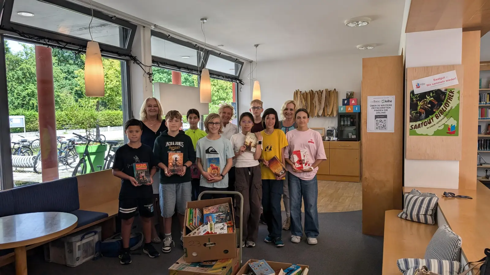 Mit den Schülerinnen und Schülern freuten sich (v.l.n.r.:) Karin Schreiber-Griffig, Michaela Reidel (Leiterin der Gemeindebibliothek) und Inge Schraml-Huber über das gespendete Lesematerial. (Foto: Gemeindebibliothek Neufahrn)