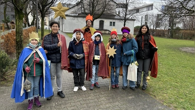 Die Sternsinger der Pfarrei St. Vinzenz zogen am Dreikönigstag aus, um den Segen in die Häuser zu bringen. Im Bild (von links) mit Christian Dinh (Jungendleiter), Pater Philipp Sauter (Kaplan) und Cecilia Dinh (Jugendleiterin). (Foto: Andreas Balog)