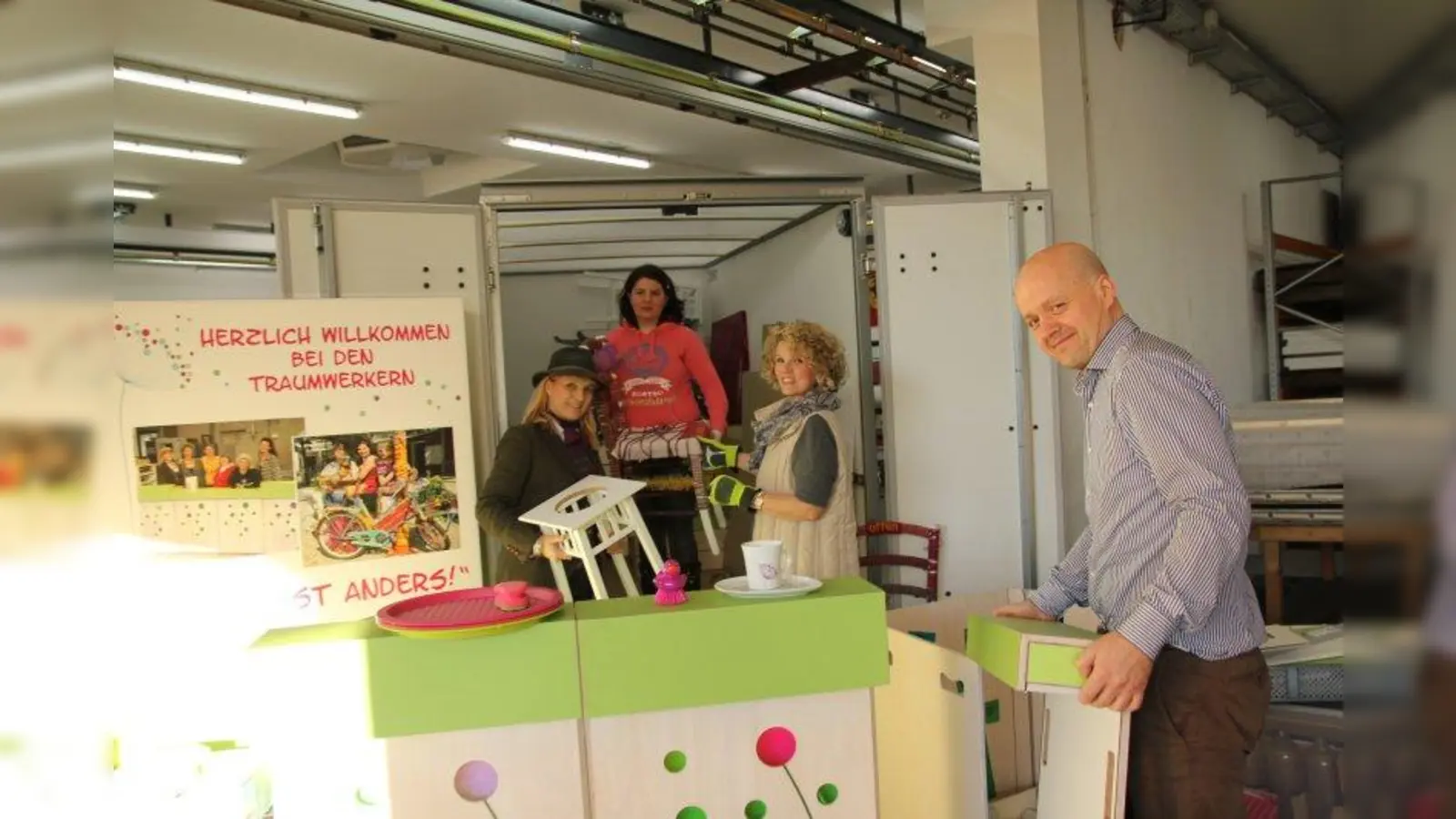 Fit für den großen Auftritt im Sommer: die Traumwerker übernehmen das Catering der Kunstkreis-Jahresausstellung. V.l. Katharina Zörner, Shirin und Sibylle Gerke-Madadkar von den Traumwerkern sowie Thomas Steinebach von den Creativ-Werkstätten. (Foto: us)