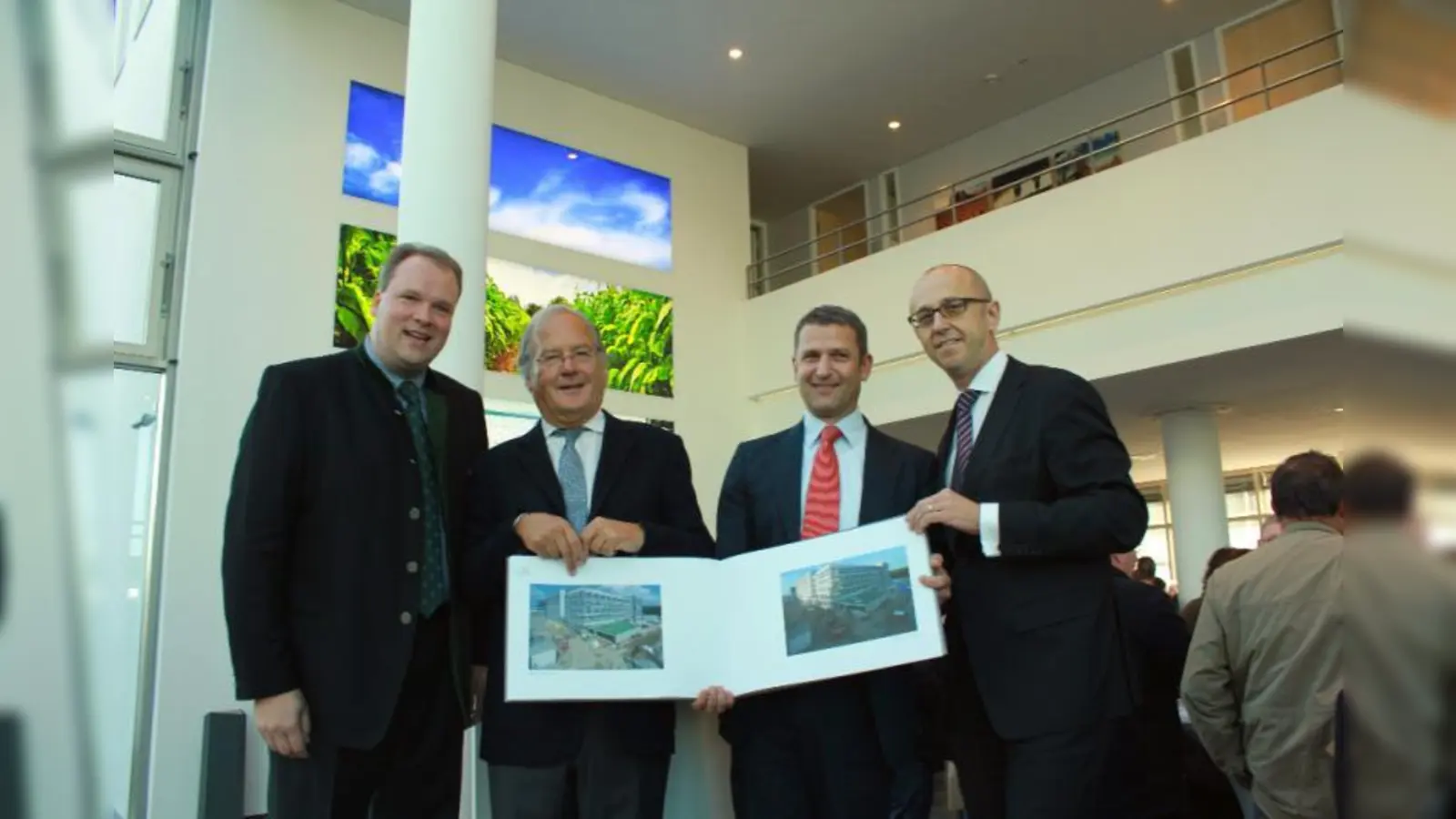 Der „ICu“, erste Gebäude des erweiterten Gewerbegebiets Lochham ist bezogen. Bürgermeister Christoph Göbel, Investa-Chef Klaus Laminet, Vorsitzender der Geschäftsführung von Philip Morris, Werner Barth, und Volker Dietmayr von Investa (v.l.) (Foto: US)