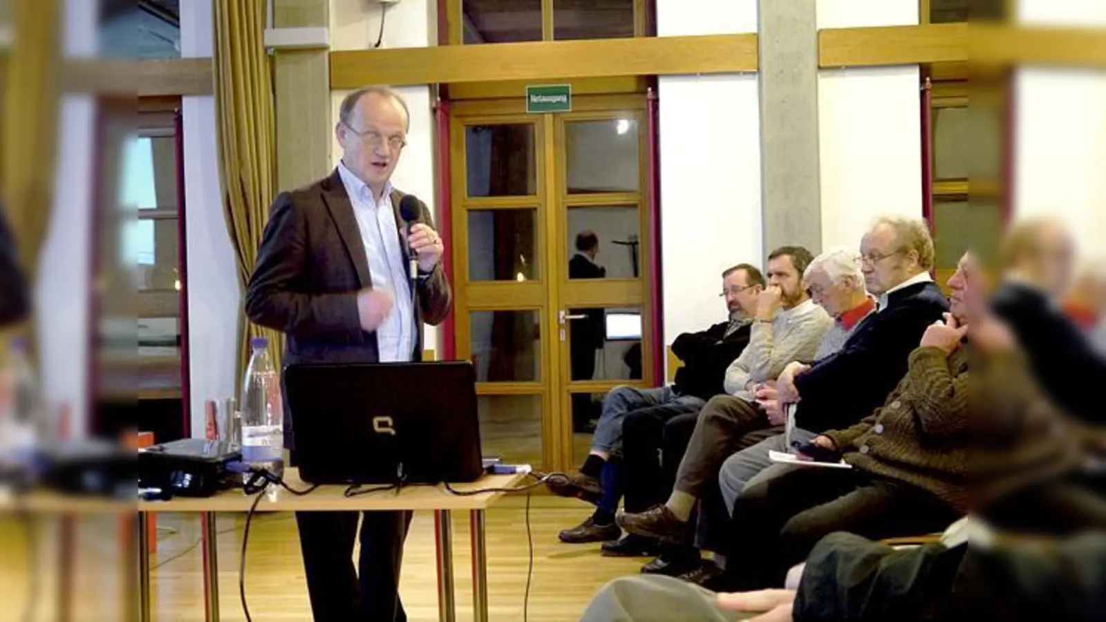 Unternehmensberater Dr. Thomas von Mitschke-Collande bei seinem Vortrag über die Krise der Kirche. 	 (Foto: privat)