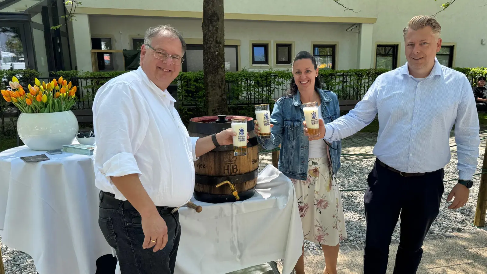Freuen sich über die gelungene Aufwertung öffentlicher Flächen wie hier vor dem Kubiz mittels eines Genussgartens: (v.l.) Bürgermeister Wolfgang Panzer, Carolin Sposato-Demas und Markus Demas. (Foto: Gem. Unterhaching)