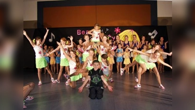 Auch in den Reihen der Kinder-Showtanzgruppe gibt es bei zwölf Tänzerinnen nur einen Jungen: Das findet der elfjährige Armin Rahm aber völlig okay, im vergangenen Jahr war er sogar der Kinderprinz. (Foto: Eva Schraft)